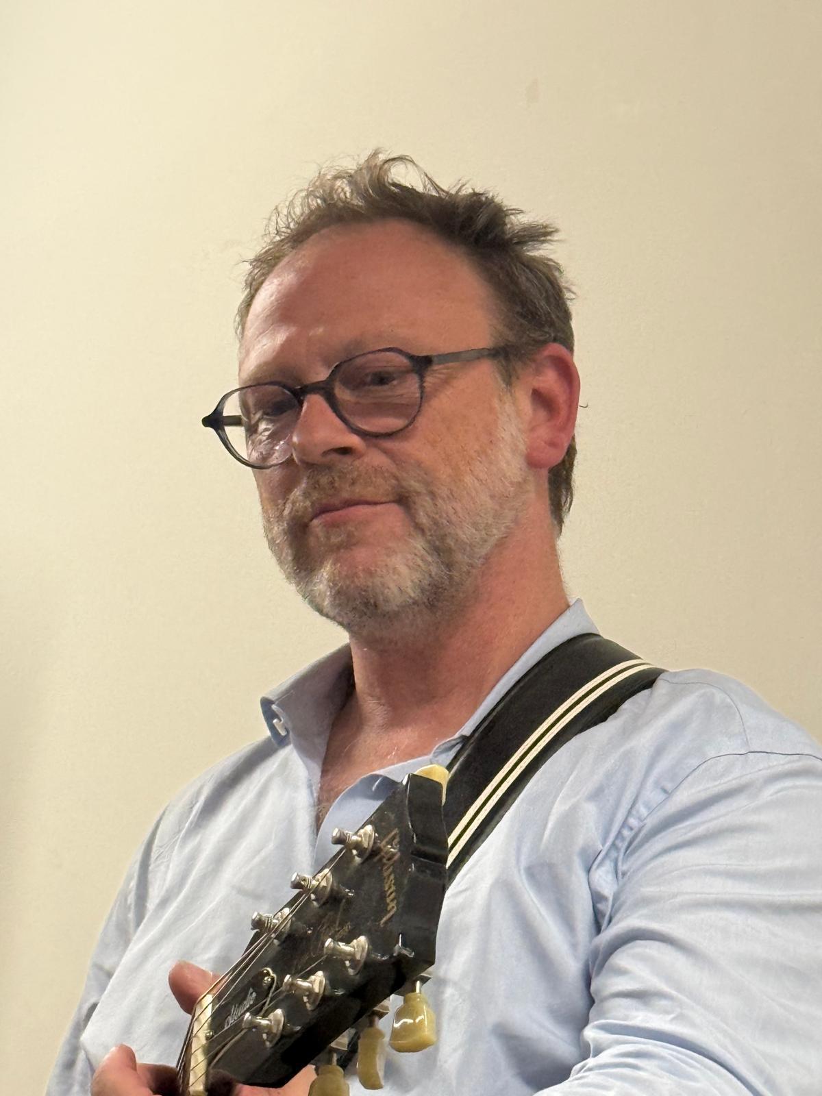 Laurent, guitare rythmique de Démarre Chantal